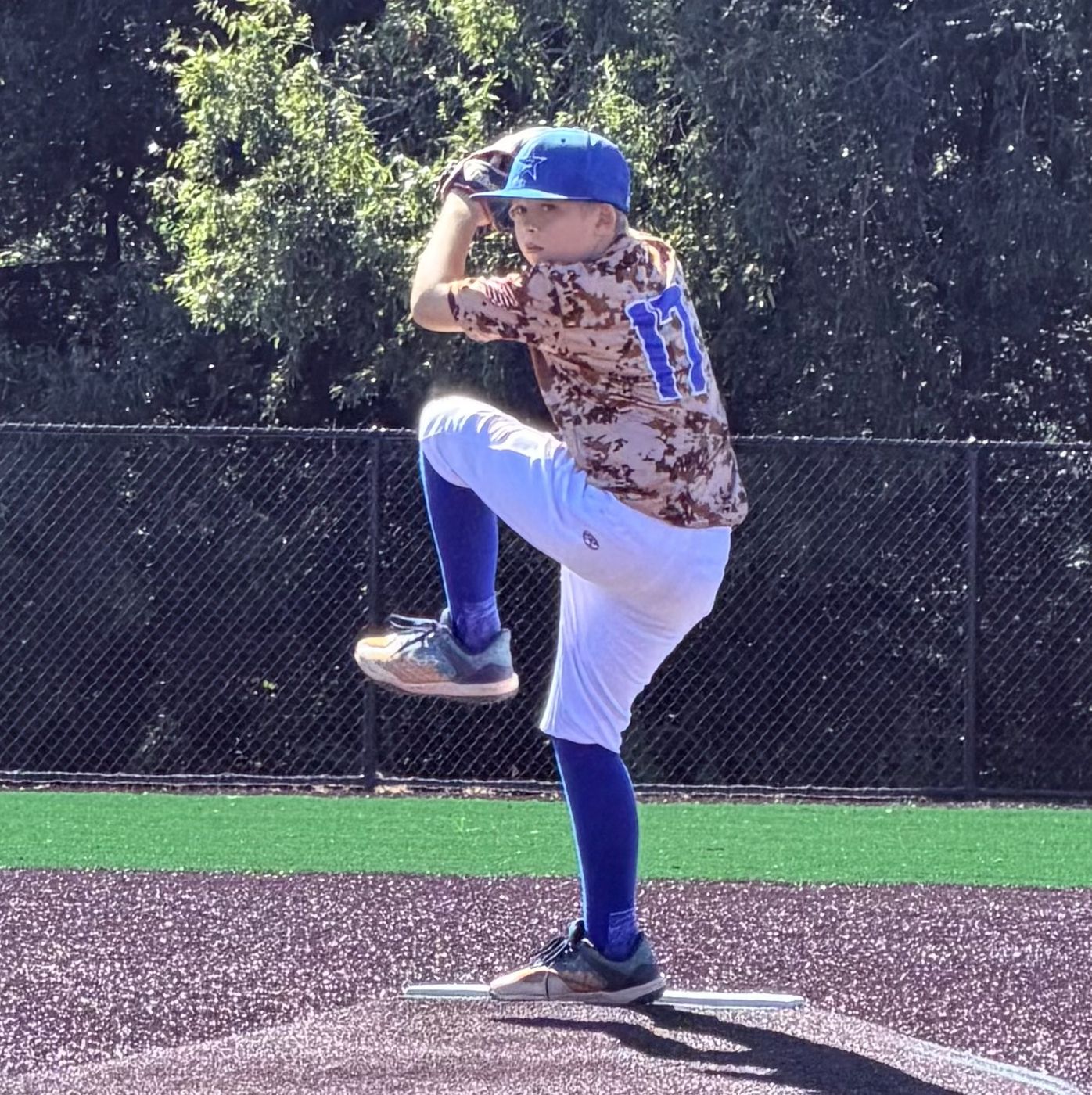 An 11U American pitcher at the top of his leg kick